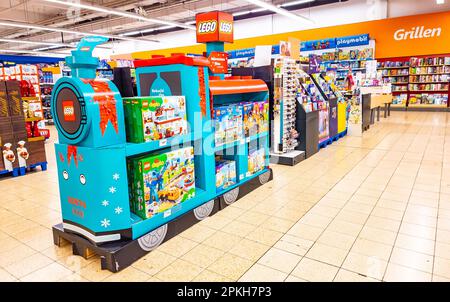 WETZLAR, HESSEN, DEUTSCHLAND 12-21-2022: LEGO Cardboard Train mit Auswahl an LEGO-Plastikspielsteinen. Stockfoto