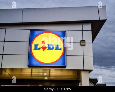 WETZLAR, HESSEN, DEUTSCHLAND 12-21-2022: LIDL Logo at Blue Hour on Facade. Lidl ist eine internationale Discount-Supermarktkette in Deutschland. Stockfoto