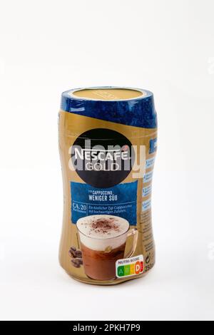 WETZLAR, HESSEN, DEUTSCHLAND 04-06-2023: NESCAFE GOLD Cappuccino Instant Low Sugar. Stockfoto