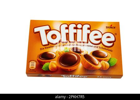 WETZLAR, HESSEN, DEUTSCHLAND 04-06-2023: Packung Toffifee Süßigkeiten. Eine Haselnuss in Karamell mit cremigem Nougat und Schokolade auf Weiß Stockfoto