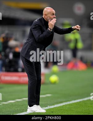 Mailand, Italien. 7. April 2023. Stefano Pioli, Cheftrainer des AC Mailand, ist am 7. April 2023 beim Fußballspiel der Serie A zwischen dem AC Mailand und Empoli in Mailand, Italien, aktiv. Kredit: Daniele Mascolo/Xinhua/Alamy Live News Stockfoto