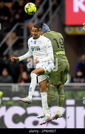 Mailand, Italien. 7. April 2023. Theo Hernandez (R) von AC Mailand tritt am 7. April 2023 bei einem Fußballspiel der Serie A zwischen AC Mailand und Empoli in Mailand, Italien, mit Tyronne Ebuehi von Empoli in Kontakt. Kredit: Daniele Mascolo/Xinhua/Alamy Live News Stockfoto