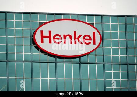 Stamford, CT - 7. April 2023 : Henkel America Firmensitz Logo in Connecticut Stockfoto