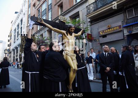 Madrid, Spanien. 07. April 2023. Die Statue des Christus wird in der Durchführung eines Rituals während der Via Crucis Esperanza, der Prozession zur Heiligen Woche, aufgewachsen. Via Crucis Esperanza in der Heiligen Woche in Madrid, die durch das Zentrum der Stadt von der Kirche des Real ConcepciÛn de Calatrava führt, die das Heilige Christus der Hoffnung von den Mitgliedern der königlichen und glanzvollen Gemeinde unserer Lieben Frau der Einsamkeit und Hilflosigkeit trägt. Kredit: SOPA Images Limited/Alamy Live News Stockfoto