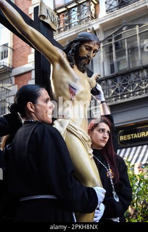 Madrid, Spanien. 07. April 2023. Die Gläubigen tragen eine Statue Christi durch die zentralsten Straßen während der Via Crucis Esperanza, der Prozession zur Heiligen Woche. Via Crucis Esperanza in der Heiligen Woche in Madrid, die durch das Zentrum der Stadt von der Kirche des Real ConcepciÛn de Calatrava führt, die das Heilige Christus der Hoffnung von den Mitgliedern der königlichen und glanzvollen Gemeinde unserer Lieben Frau der Einsamkeit und Hilflosigkeit trägt. (Foto: Richard Zubelzu/SOPA Images/Sipa USA) Guthaben: SIPA USA/Alamy Live News Stockfoto