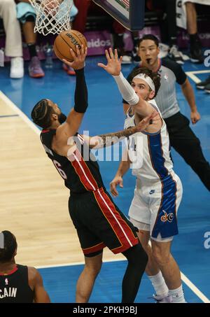 Washington, USA. 07. April 2023. WASHINGTON, DC - 07. APRIL: Miami Heat Forward Caleb Martin (16) schießt über Washington Wizards Forward Corey Kispert (24) während eines NBA-Spiels zwischen den Washington Wizards und der Miami Heat am 07. April 2023 in der Capital One Arena in Washington, DC. (Foto: Tony Quinn/SipaUSA) Guthaben: SIPA USA/Alamy Live News Stockfoto