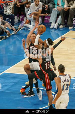 Washington, USA. 07. April 2023. WASHINGTON, DC - APRIL 07: Washington Wizards Forward Anthony Gill (16) drängt sich zwischen Miami Heat Forward Duncan Robinson (55) und Forward Caleb Martin (16) während eines NBA-Spiels zwischen den Washington Wizards und Miami Heat am 07. April 2023 in der Capital One Arena in Washington, DC. (Foto: Tony Quinn/SipaUSA) Guthaben: SIPA USA/Alamy Live News Stockfoto