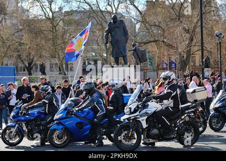 London, Großbritannien. 25. März 2023. Rolling Thunder, eine Gruppe von Veteranen der HM-Streitkräfte und ihren Anhängern, reitet zum Gedenken an die verstorbene Majestät Königin Elizabeth II Es wurde angenommen, dass eintausend Motorradfahrer daran teilgenommen haben, wobei die Veranstaltung in Windsor begann und am Parliament Square endete. Kredit: Elfte Stunde Fotografie/Alamy Live News Stockfoto