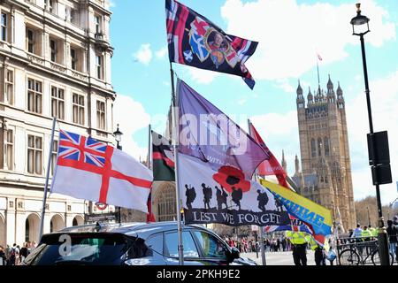 London, Großbritannien. 25. März 2023. Rolling Thunder, eine Gruppe von Veteranen der HM-Streitkräfte und ihren Anhängern, reitet zum Gedenken an die verstorbene Majestät Königin Elizabeth II Es wurde angenommen, dass eintausend Motorradfahrer daran teilgenommen haben, wobei die Veranstaltung in Windsor begann und am Parliament Square endete. Kredit: Elfte Stunde Fotografie/Alamy Live News Stockfoto