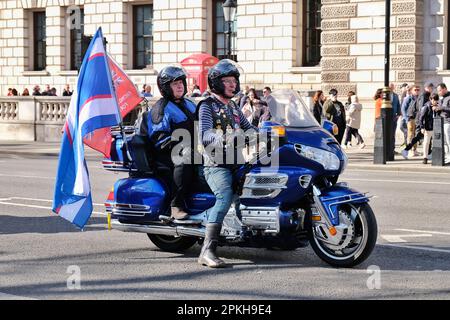 London, Großbritannien. 25. März 2023. Rolling Thunder, eine Gruppe von Veteranen der HM-Streitkräfte und ihren Anhängern, reitet zum Gedenken an die verstorbene Majestät Königin Elizabeth II Es wurde angenommen, dass eintausend Motorradfahrer daran teilgenommen haben, wobei die Veranstaltung in Windsor begann und am Parliament Square endete. Kredit: Elfte Stunde Fotografie/Alamy Live News Stockfoto