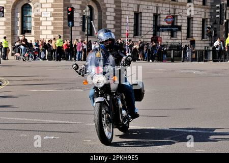 London, Großbritannien. 25. März 2023. Rolling Thunder, eine Gruppe von Veteranen der HM-Streitkräfte und ihren Anhängern, reitet zum Gedenken an die verstorbene Majestät Königin Elizabeth II Es wurde angenommen, dass eintausend Motorradfahrer daran teilgenommen haben, wobei die Veranstaltung in Windsor begann und am Parliament Square endete. Kredit: Elfte Stunde Fotografie/Alamy Live News Stockfoto