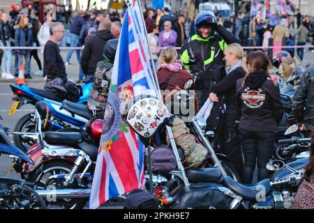 London, Großbritannien. 25. März 2023. Rolling Thunder, eine Gruppe von Veteranen der HM-Streitkräfte und ihren Anhängern, reitet zum Gedenken an die verstorbene Majestät Königin Elizabeth II Es wurde angenommen, dass eintausend Motorradfahrer daran teilgenommen haben, wobei die Veranstaltung in Windsor begann und am Parliament Square endete. Kredit: Elfte Stunde Fotografie/Alamy Live News Stockfoto