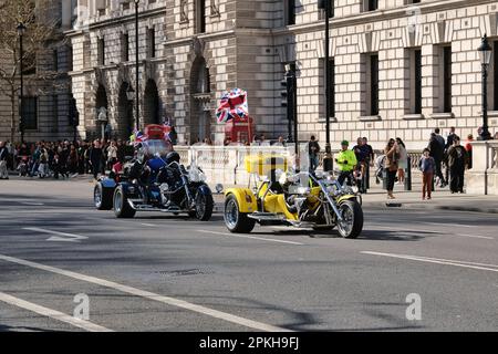 London, Großbritannien. 25. März 2023. Rolling Thunder, eine Gruppe von Veteranen der HM-Streitkräfte und ihren Anhängern, reitet zum Gedenken an die verstorbene Majestät Königin Elizabeth II Es wurde angenommen, dass eintausend Motorradfahrer daran teilgenommen haben, wobei die Veranstaltung in Windsor begann und am Parliament Square endete. Kredit: Elfte Stunde Fotografie/Alamy Live News Stockfoto