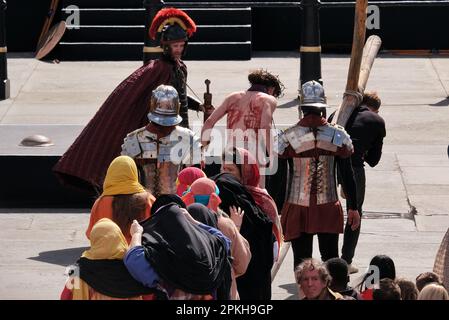 London, Großbritannien. 7. April 2023. Die Geschichte von Jesu letzten Tagen wird am Karfreitag von hundert Wintershall-Spielern am Trafalgar Square nachgespielt. Peter Bergin, Englischlehrer und Schauspieler, spielt zum ersten Mal in der Produktion die Rolle von Jesus. Kredit: Elfte Stunde Fotografie/Alamy Live News Stockfoto