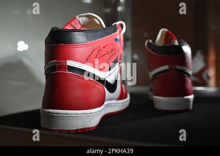 Michael Jordan signierte 1985 „Player Sample“ Air Jordan 1s auf der VICTORIAM, einer speziellen zweiteiligen Sammlung von Sportartikeln im auc Stockfoto