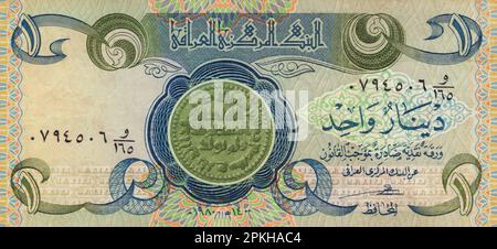 Blick auf die Aussichtsseite einer irakischen Banknote eines 1980 ausgegebenen Dinars mit dem Bild der ersten islamischen Münze im Zentrum. ich bin es nicht Stockfoto
