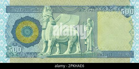 Blick auf die Reserveseite einer irakischen Banknote eines fünfhundert Dinar, ausgestellt 2018 mit dem Image des Zoroastrianismus (ein babylonischer Winde mit menschlichem Kopf Stockfoto
