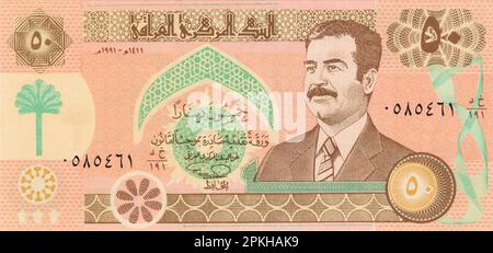 Blick auf die Aussichtsseite einer irakischen Banknote eines fünfzig-Dinars mit dem Bild von Saddam Hussein aus dem Jahr 1991. Stockfoto