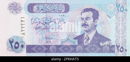 Blick auf die Aussichtsseite einer irakischen Banknote mit zweihundertfünfzig Dinar, herausgegeben im Jahr 2002, mit dem Bild von Saddam Hussein. Stockfoto