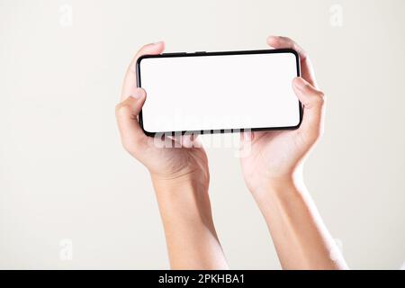 Smartphone mit leerem Bildschirm in beiden Händen Gaming-Geste isoliert auf weißem Hintergrund mit Beschneidungspfad Stockfoto