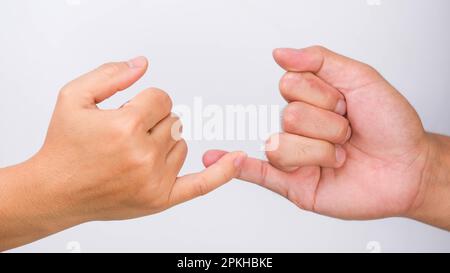Mann und Frau versprechen als Freundschaftskonzept oder kleine-Finger-Schwur-Hände-Zeichen isoliert auf weißem Hintergrund. Stockfoto