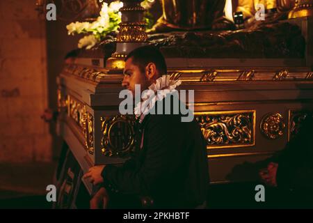 Tarragona, Spanien. 7. April 2023. Die Brüder der „Congregacio De Señoras De La Virgen María De La Soledad“ tragen einen „paso“ (Schwimmer, die die Prozession bilden), der während der Karfreitagsprozession in Tarragona eine Statue der Jungfrau Maria trägt. Kredit: Matthias Oesterle/Alamy Live News Stockfoto