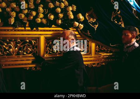 Tarragona, Spanien. 7. April 2023. Die Brüder der „Congregacio De Señoras De La Virgen María De La Soledad“ tragen einen „paso“ (Schwimmer, die die Prozession bilden), der während der Karfreitagsprozession in Tarragona eine Statue der Jungfrau Maria trägt. Kredit: Matthias Oesterle/Alamy Live News Stockfoto