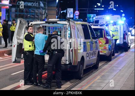 Broad Street, Birmingham, 8. April 2023 - mindestens zwei Nachtschwärmer wurden am Karfreitag in Birmingham verhaftet, nachdem ein Vorfall einen Mann mit einer Verletzung am Kopf hinterlassen hatte, als Beamte die Broad Street in den frühen Morgenstunden blockierten. Partygäste waren draußen, um den Karfreitag zu feiern, bevor es für einige ein schlechter Freitag wurde. Andere lustige Menschen trugen Hasenohren, als sie am beliebten Nachtlokal der Midlands lachten und einige in einem frühen Morgenessen saßen. Quelle: Stop Press Media/Alamy Live News Stockfoto