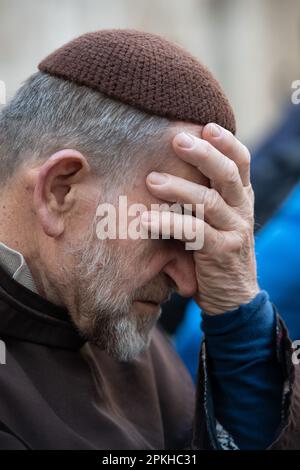 Jerusalem, Israel. 07. April 2023. Ein Franziskaner betet vor der Grabeskirche am Morgen des Karfreitags in Jerusalem. Kredit: SOPA Images Limited/Alamy Live News Stockfoto