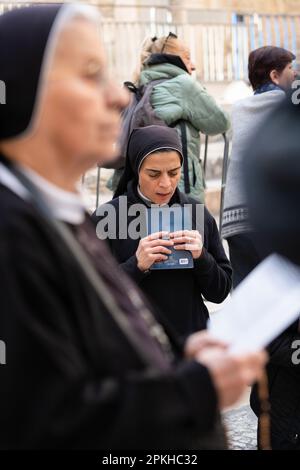 Jerusalem, Israel. 07. April 2023. Eine katholische Nonne betet am Morgen des Karfreitags in Jerusalem vor der Grabeskirche. Kredit: SOPA Images Limited/Alamy Live News Stockfoto