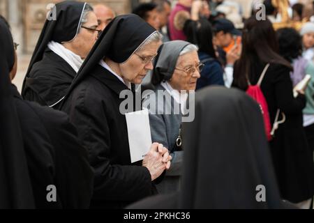 Jerusalem, Israel. 07. April 2023. Eine Gruppe Nonnen betet vor der Grabeskirche am Morgen des Karfreitags in Jerusalem. Kredit: SOPA Images Limited/Alamy Live News Stockfoto