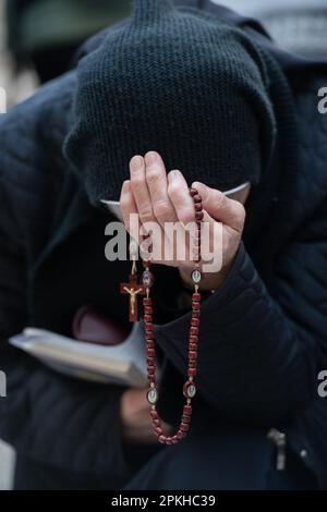 Jerusalem, Israel. 07. April 2023. Eine Nonne klammert sich Rosenkranzperlen an den Kopf, während sie vor der Grabeskirche am Karfreitag in Jerusalem betet. Kredit: SOPA Images Limited/Alamy Live News Stockfoto