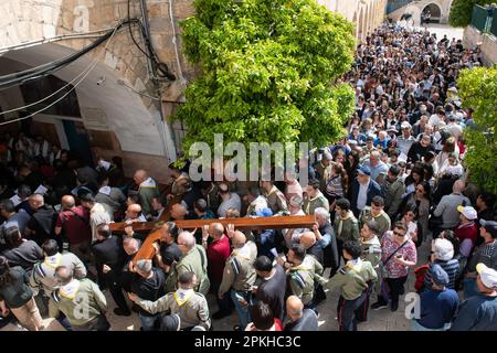Jerusalem, Israel. 07. April 2023. Eine große Menge christlicher Pilger folgt einem Kreuz in voller Größe entlang der Via Dolorosa, der Wallfahrtsroute, die die ëstations der crossí durch die Altstadt von Jerusalemís führt, in Richtung der Grabeskirche am Karfreitag. Kredit: SOPA Images Limited/Alamy Live News Stockfoto