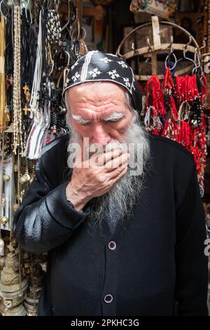 Jerusalem, Israel. 07. April 2023. Ein orthodoxer Christ in der Nähe der Grabeskirche in Jerusalem beugt sich vor seinem Kopf, während er am Karfreitag die Via Dolorosa, die Wallfahrtsroute, die die ëstations der crossí durch die Altstadt von Jerusalemís führt, mit Pilgern kreuzt. Kredit: SOPA Images Limited/Alamy Live News Stockfoto