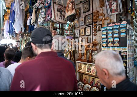 Jerusalem, Israel. 07. April 2023. Christliche Pilger gehen an einem Souvenirladen in der Nähe der Kirche des Heiligen Sephulchres vorbei, während sie an Karfreitag die Via Dolorosa, die Pilgerroute, die die ëstations der crossí durch die Altstadt von Jerusalemís führt, zu Fuß erkunden. (Foto: Mike Ruane/SOPA Images/Sipa USA) Guthaben: SIPA USA/Alamy Live News Stockfoto