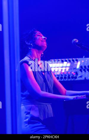 Paris, Frankreich. 05. April 2023. Sophie Maurin, die französische Sängerin und Songautorin, wurde bei einer Aufführung ihres zweiten Albums „Longitudes“ im Café de la Danse in Paris gesehen. Kredit: SOPA Images Limited/Alamy Live News Stockfoto