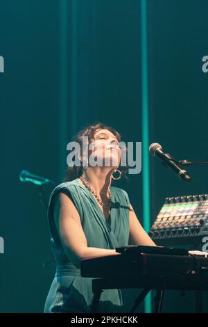 Paris, Frankreich. 05. April 2023. Sophie Maurin, die französische Sängerin und Songautorin, wurde bei einer Aufführung ihres zweiten Albums „Longitudes“ im Café de la Danse in Paris gesehen. Kredit: SOPA Images Limited/Alamy Live News Stockfoto