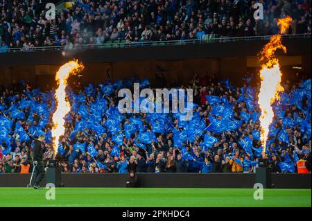 Dublin, Irland. 08. April 2023. Leinster-Fans mit den Flaggen während des Heineken Champions Cup, Viertelfinalspiels zwischen Leinster Rugby und Leicester Tigers im Aviva Stadium in Dublin, Irland, am 7. April 2023 (Foto: Andrew SURMA/Credit: SIPA USA/Alamy Live News Stockfoto