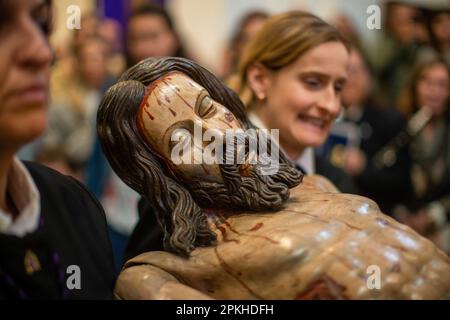 Sahagun, Spanien. 07. April 2023. Zwei Frauen aus der Bruderschaft von Nuestro Padre Jesus Nazareno und Patrocinio de San Jose tragen in ihren Armen den Körper des gekreuzigten, artikulierten Christus, während des Akts des Klatschens auf der Messe des Heiligen Grabes in der Kirche San Lorenzo in Sahagun. (Foto: Luis Soto/SOPA Images/Sipa USA) Guthaben: SIPA USA/Alamy Live News Stockfoto