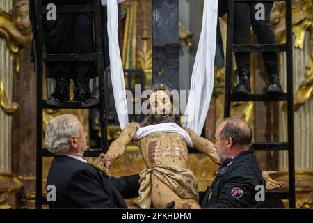 Sahagun, Spanien. 07. April 2023. Mitglieder der Brüderschaft von Nuestro Padre Jesus Nazareno und Patrocinio de San Jose erhalten den Körper des Abbildes des gekreuzigten artikulierten Christus während des Aktes des Entklatschens auf der Messe des Heiligen Grabes in der Kirche San Lorenzo in Sahagun. (Foto: Luis Soto/SOPA Images/Sipa USA) Guthaben: SIPA USA/Alamy Live News Stockfoto
