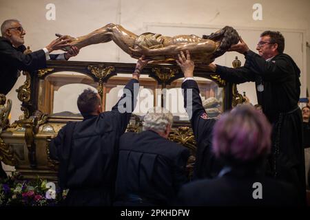 Sahagun, Spanien. 07. April 2023. Mitglieder der Bruderschaft von Nuestro Padre Jesus Nazareno und Patrocinio de San Jose erheben den Körper des Bildes Christi, das der Urne während des Aktes des Entklatschens auf der Messe des Heiligen Grabes in der Kirche San Lorenzo in Sahagun präsentiert wurde. (Foto: Luis Soto/SOPA Images/Sipa USA) Guthaben: SIPA USA/Alamy Live News Stockfoto