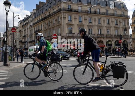 Paris, Frankreich. 07. April 2023. Radfahrer können in Paris frei fahren. In der vergangenen Woche haben die Pariser für ein Verbot des Verleihs von Elektrorollern in ihrer Stadt gestimmt, da die Verkehrssicherheit und Verkehrsunfälle mit E-Scootern in der Stadt gefährdet sind. Die Betriebslizenzen der E-Scooter-Unternehmen wie Lime, Dott und Tier werden in Paris ab dem 1. September 2023 gemäß dem Bürgermeister von Paris weiterentwickelt. Kredit: SOPA Images Limited/Alamy Live News Stockfoto