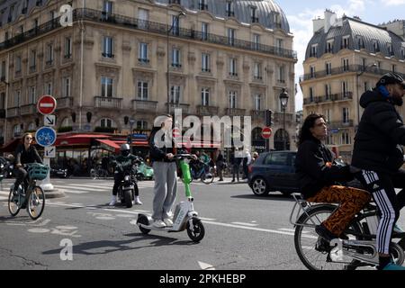 Paris, Frankreich. 07. April 2023. Eine Frau wird in Paris auf einem gemieteten E-Roller auf der Radspur gesehen. In der vergangenen Woche haben die Pariser für ein Verbot des Verleihs von Elektrorollern in ihrer Stadt gestimmt, da die Verkehrssicherheit und Verkehrsunfälle mit E-Scootern in der Stadt gefährdet sind. Die Betriebslizenzen der E-Scooter-Unternehmen wie Lime, Dott und Tier werden in Paris ab dem 1. September 2023 gemäß dem Bürgermeister von Paris weiterentwickelt. Kredit: SOPA Images Limited/Alamy Live News Stockfoto