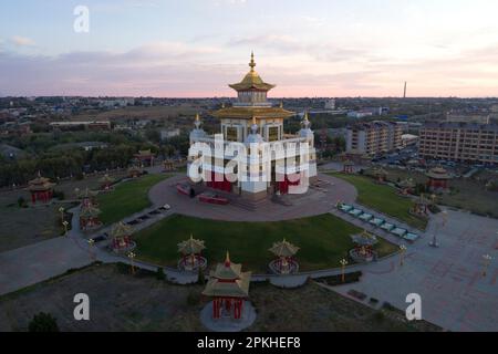 ELISTA, RUSSLAND - 21. SEPTEMBER 2021: Buddhistischer Tempel „Goldener Wohnsitz des Buddha Shakyamuni“ vor dem Hintergrund der Morgendämmerung im September (aus der Vogelperspektive). Rz Stockfoto