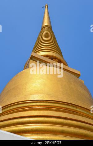 Die goldene Stupa des buddhistischen Tempels Wat Bowonniwetwiharn Ratchaworaharn aus nächster Nähe an einem sonnigen Tag. Bangkok, Thailand Stockfoto