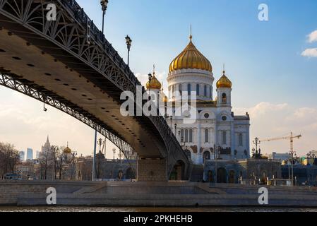 MOSKAU, RUSSLAND - 14. APRIL 2021: Christ-Erlöser-Kathedrale und Patriarchalbrücke an einem sonnigen Aprilabend Stockfoto