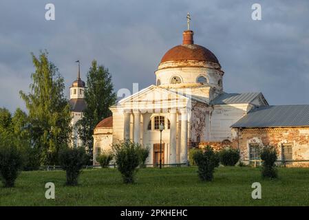 Die antike Kathedrale der kasanischen Ikone der Mutter Gottes an einem sonnigen Augustmorgen. Kirillov. Region Wologda, Russland Stockfoto