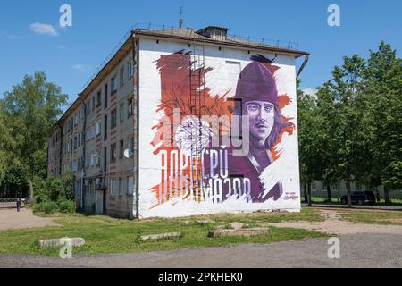 STARAYA RUSSA, RUSSLAND - 25. JUNI 2022: Wandgemälde mit dem Bild des literarischen Helden Alexei Karamazow („die Brüder Karamazow“, F. M. Dostoevsky) auf der Stockfoto