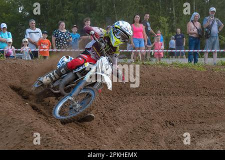 SHARYA, RUSSLAND - 06. AUGUST 2022: Rennfahrer im Gegenzug. Ein Fragment des Motocross-Wettbewerbs um den Kelch, gewidmet der Erinnerung an L.A. Voronin Stockfoto