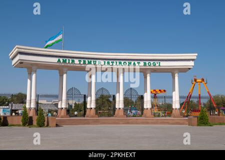 URGENCH, USBEKISTAN - 07. SEPTEMBER 2022: Der zentrale Eingang des Stadtparks, benannt nach Amir Temur (Tamerlan) an einem sonnigen Tag im September Stockfoto